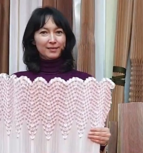 Альбина Булатовна, технолог плиссировки WellSize, с образцом складки