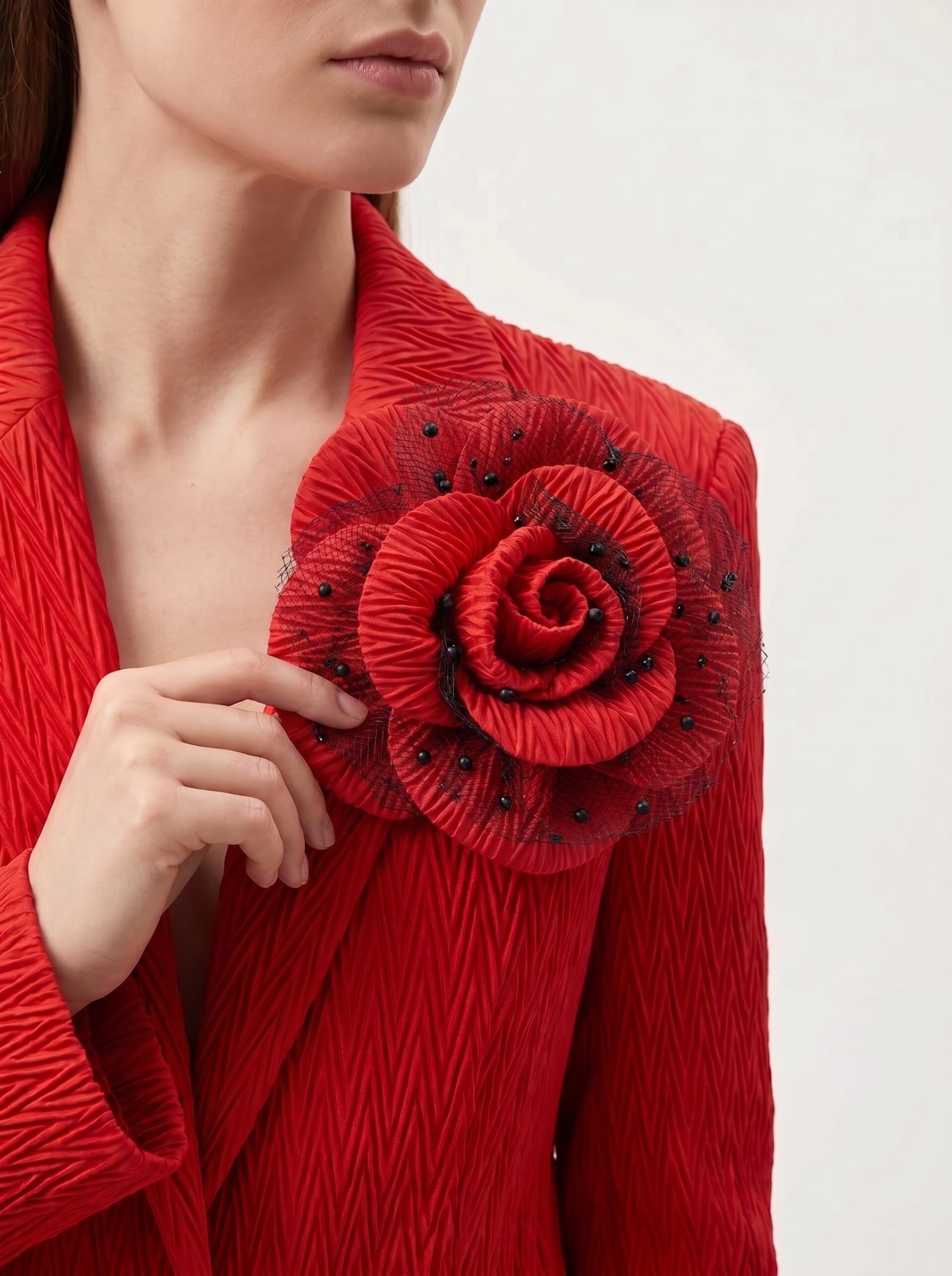 Красное платье с тканевой розой из плиссе
